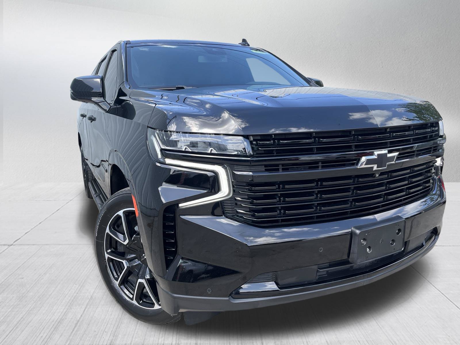 Used 2024 Chevrolet Suburban RST w/ Luxury Package RWD image 3