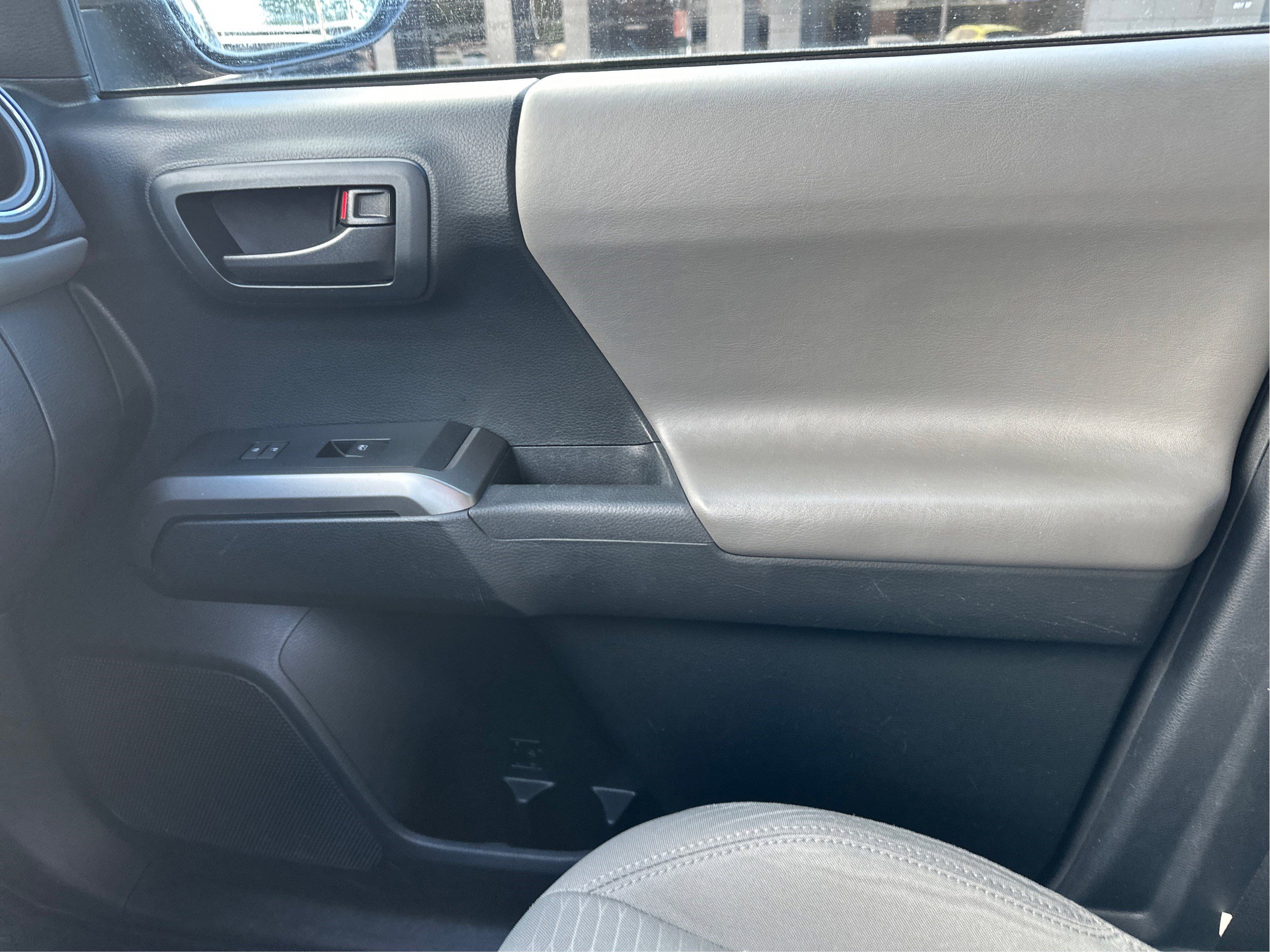 Used 2016 Toyota Tacoma SR5 AWD/4WD image 19