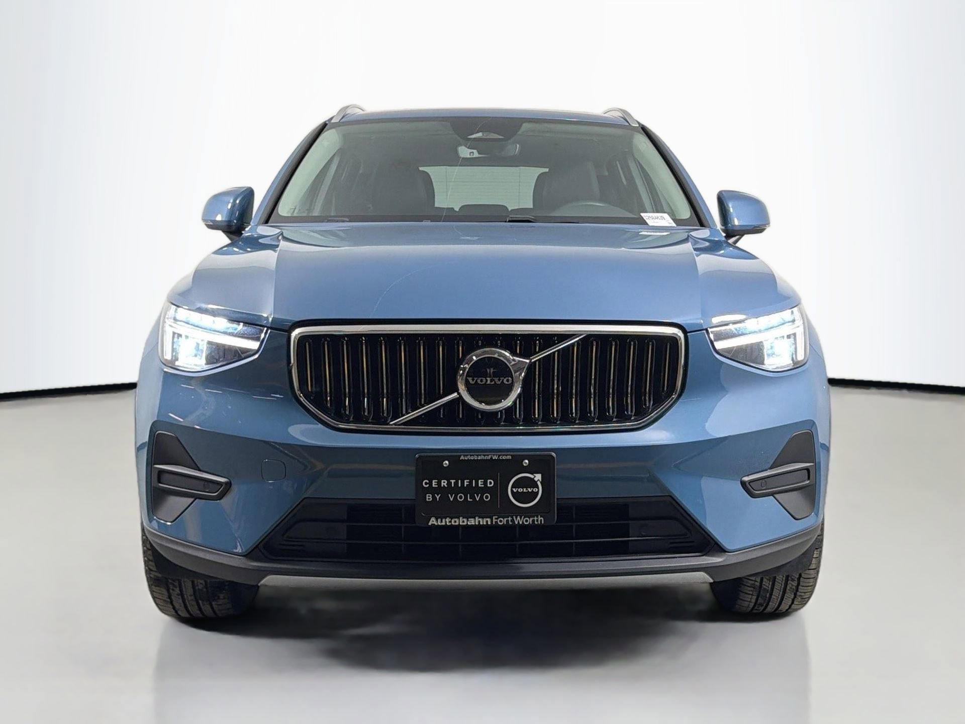 Certified 2025 Volvo XC40 B5 Core AWD/4WD image 2