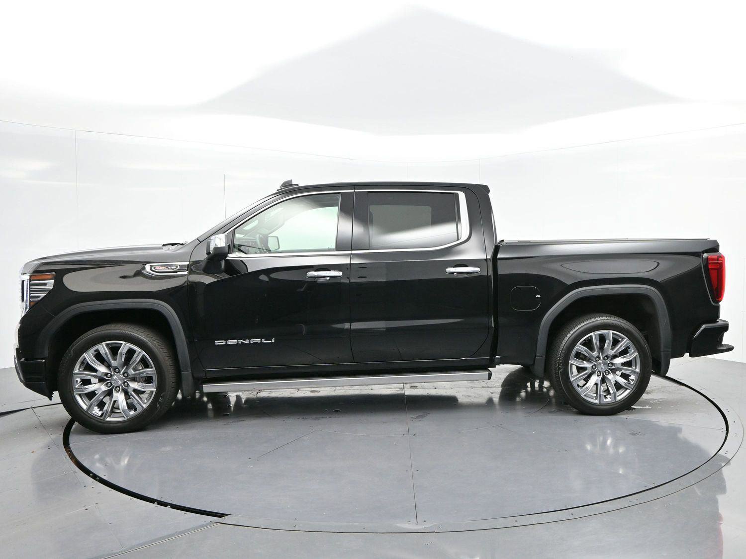 Used 2025 GMC Sierra 1500 Denali image 3