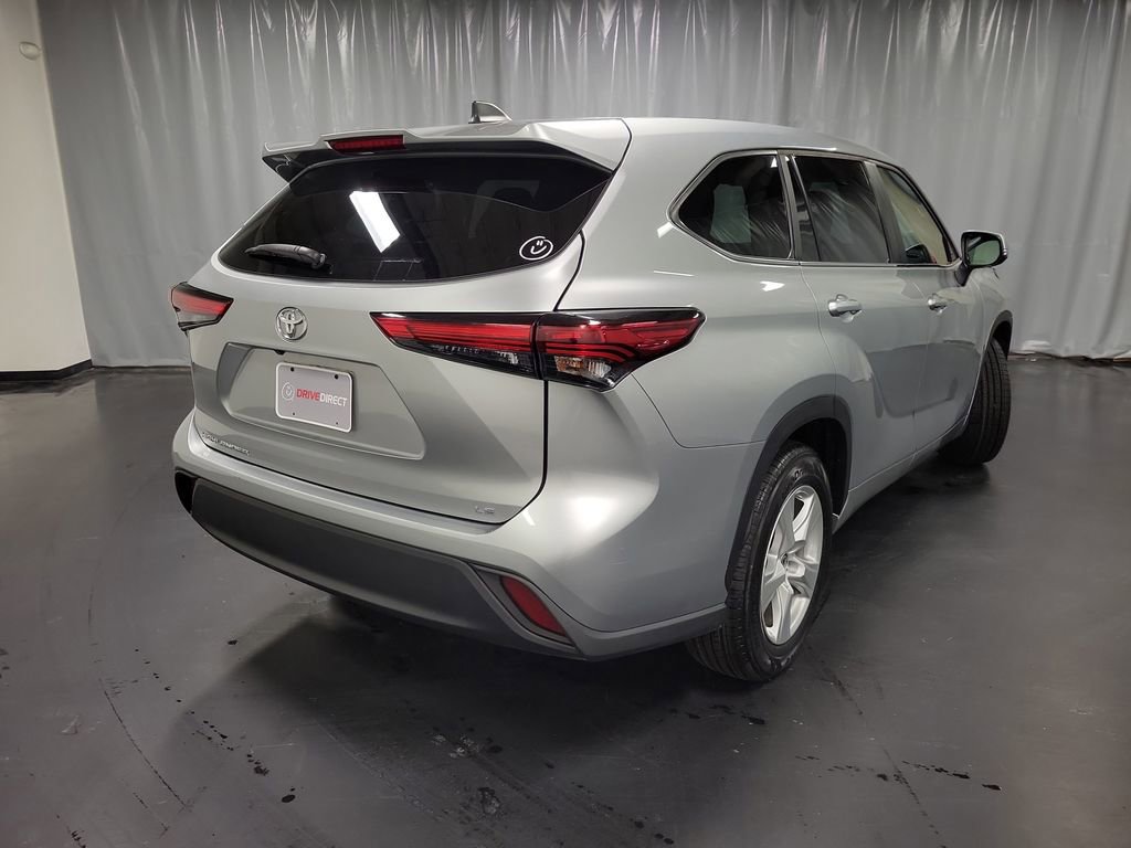 Used 2023 Toyota Highlander LE image 8