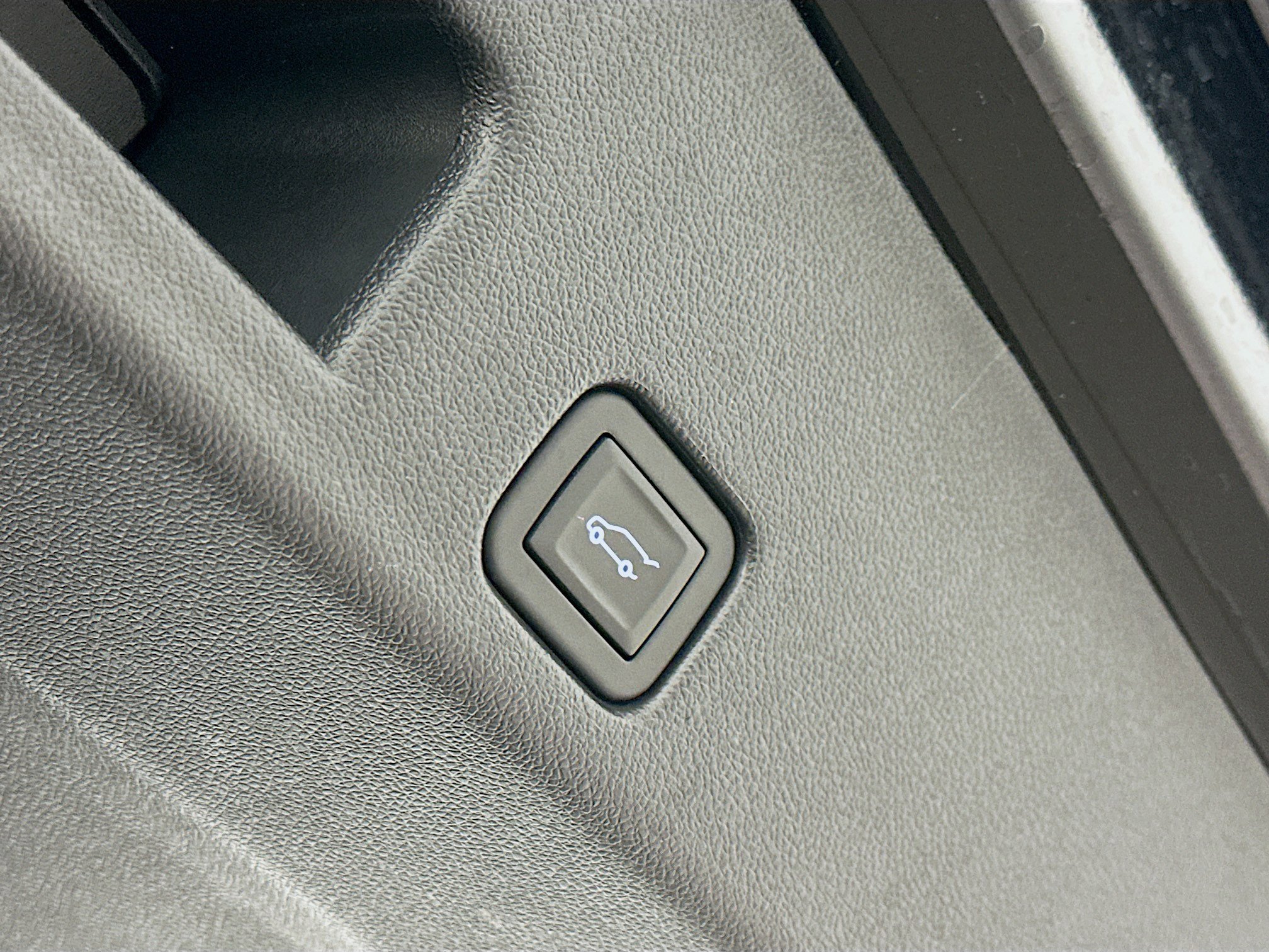 Used 2025 Chevrolet Traverse LT image 32