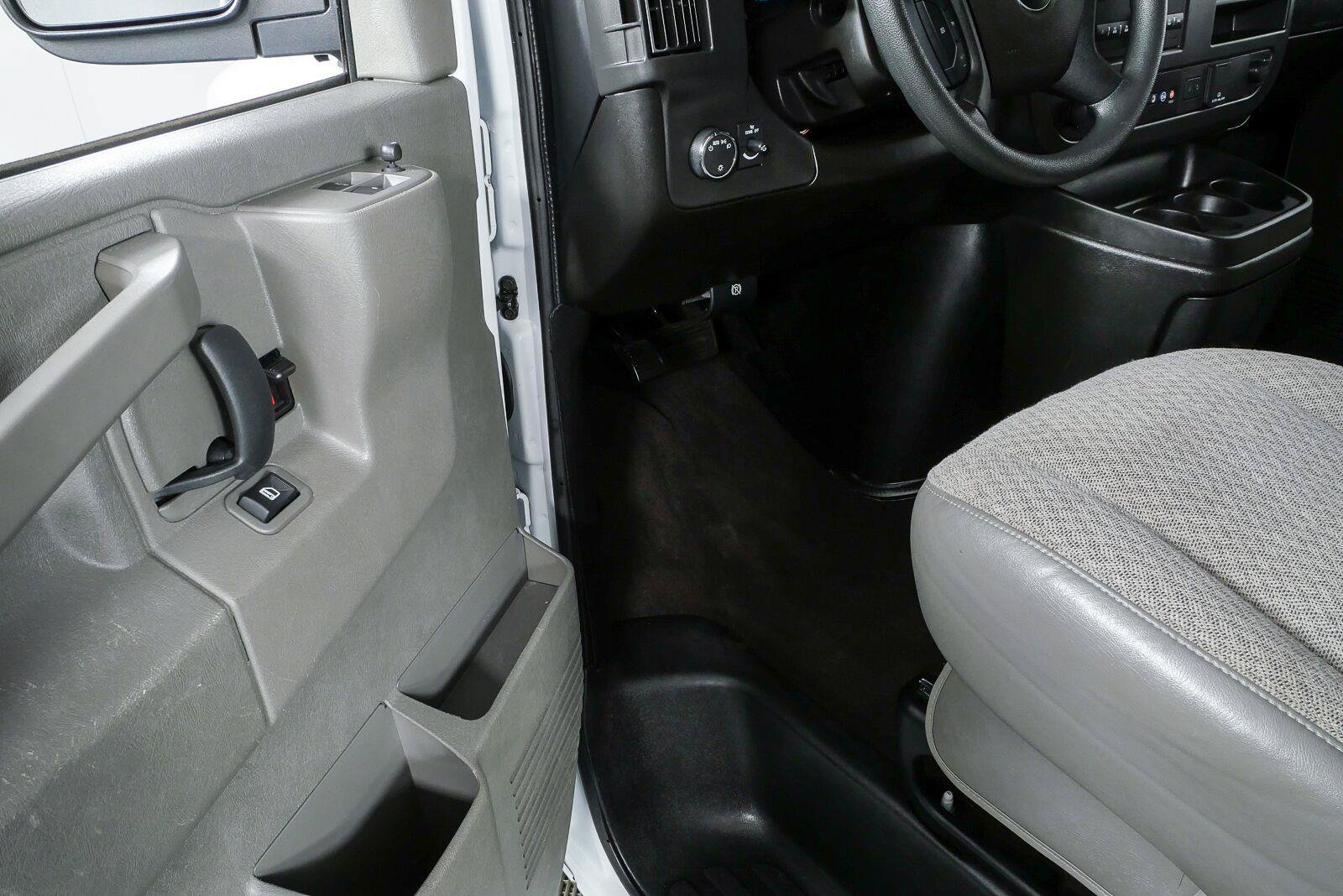 Used 2025 GMC Savana 3500 LT w/ LT Preferred Equipment Group RWD image 7