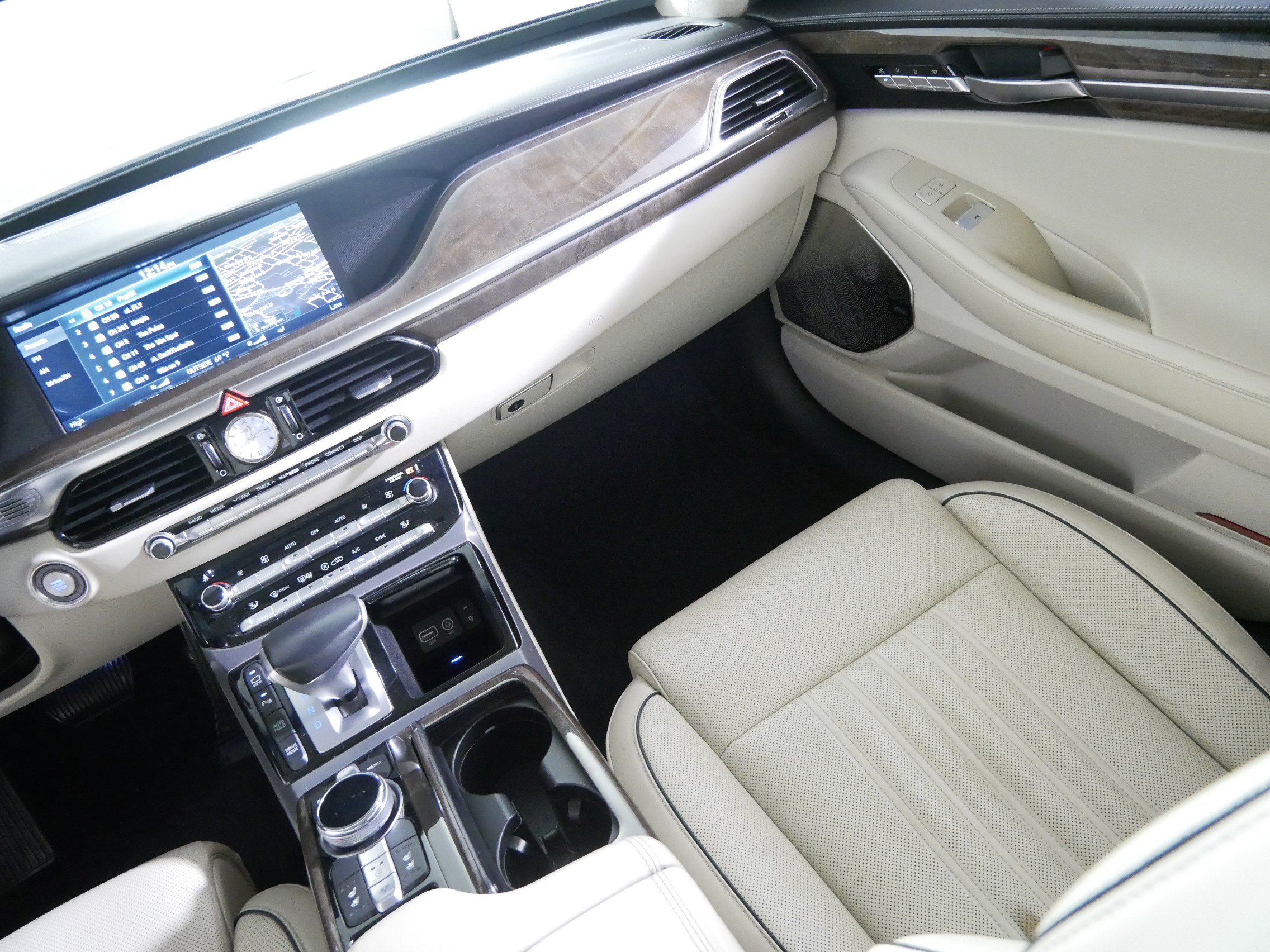 Used 2018 Genesis G90 3.3T Premium AWD/4WD image 11