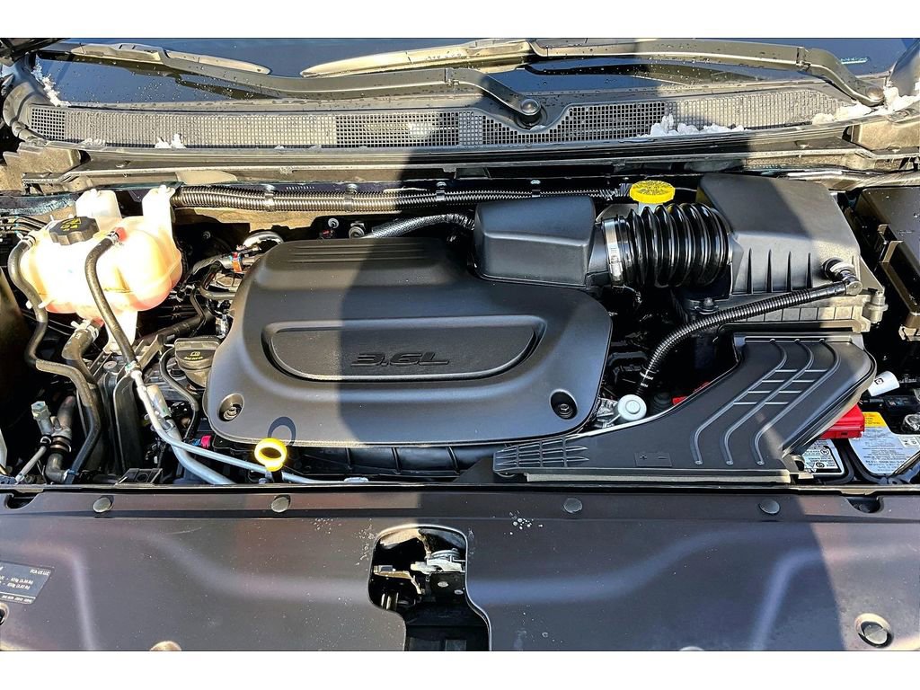 Used 2025 Chrysler Pacifica Select image 11