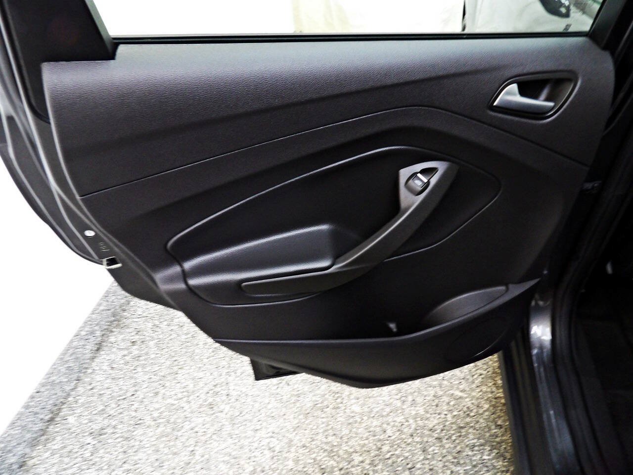 Used 2018 Ford C-MAX SE w/ Equipment Group 202A FWD image 9