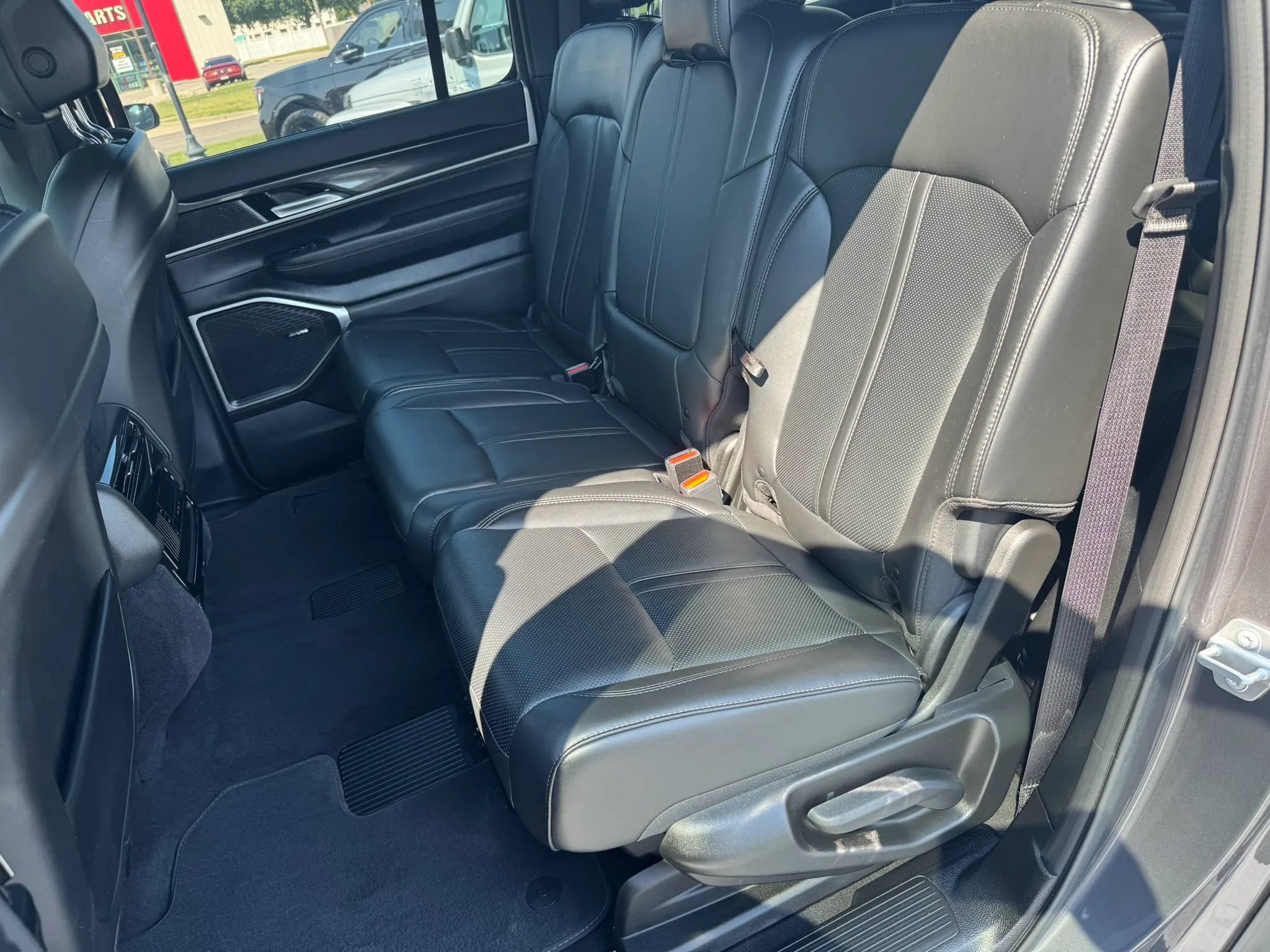 Used 2023 Jeep Wagoneer 4WD w/ Convenience Group I image 5