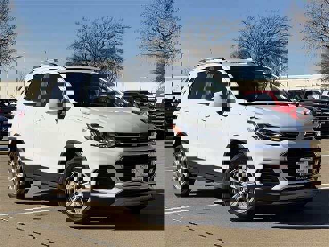 Used 2022 Chevrolet Trax LT w/ LT Convenience Package image 2