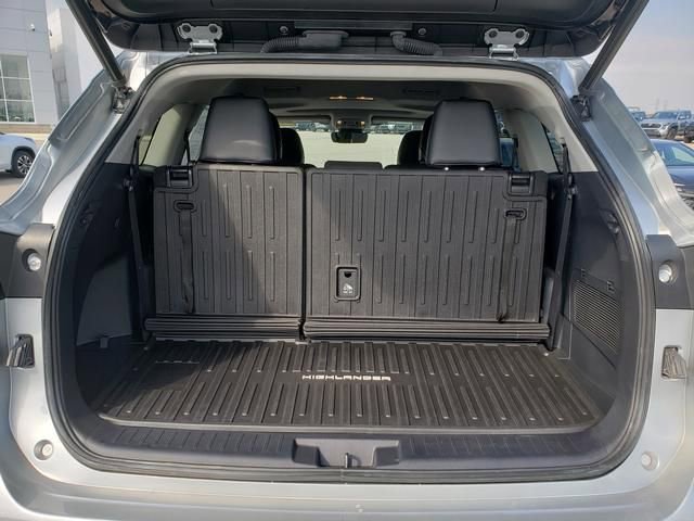 Used 2021 Toyota Highlander XLE image 7