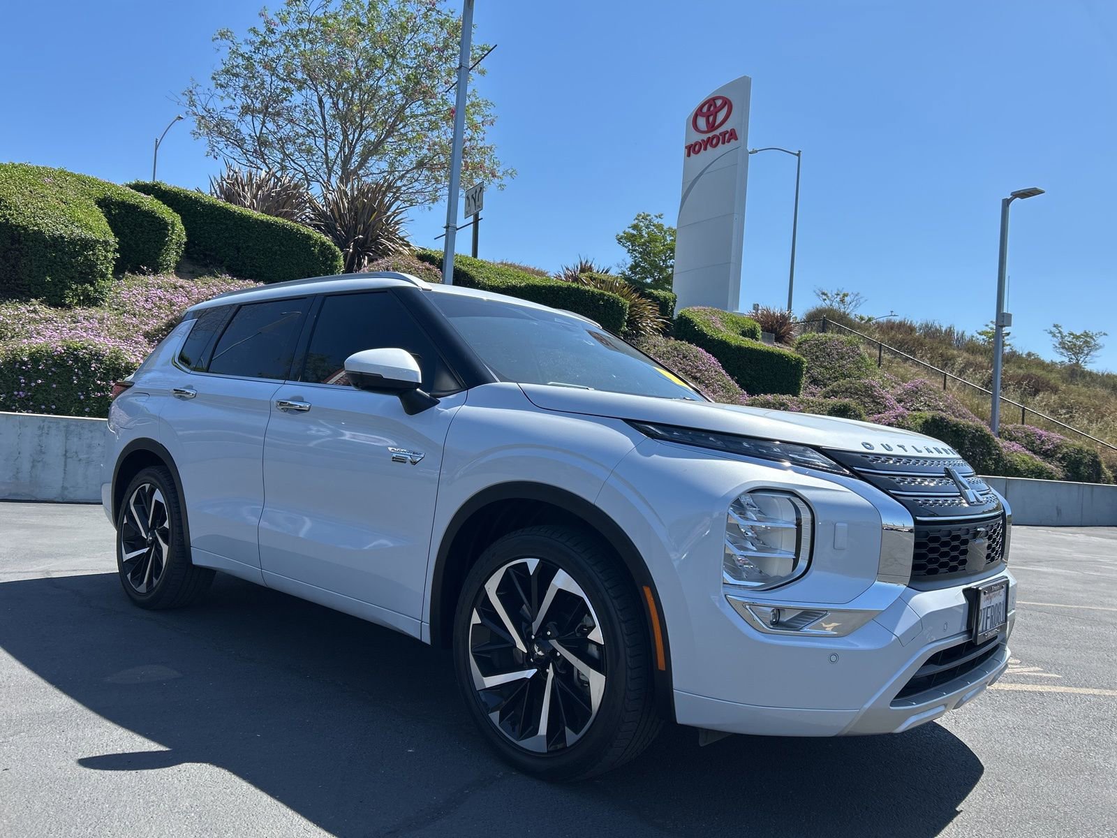 Used 2025 Mitsubishi Outlander SEL image 1