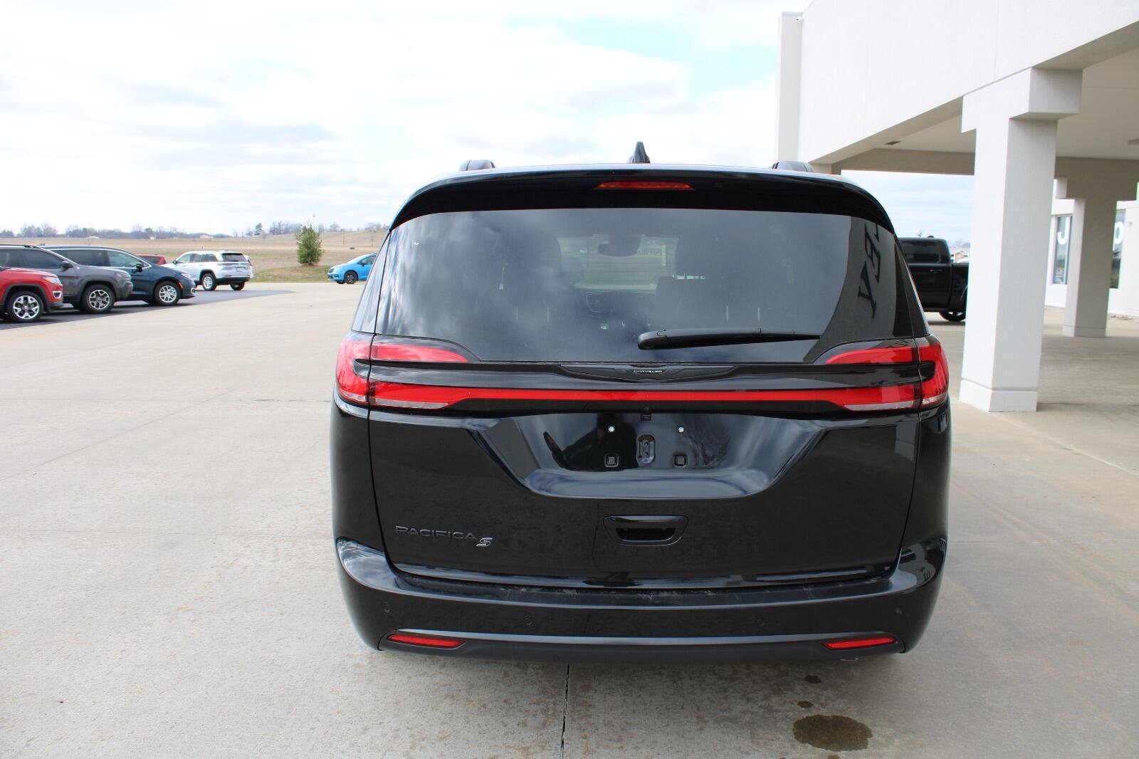 New 2026 Chrysler Pacifica Select FWD image 8