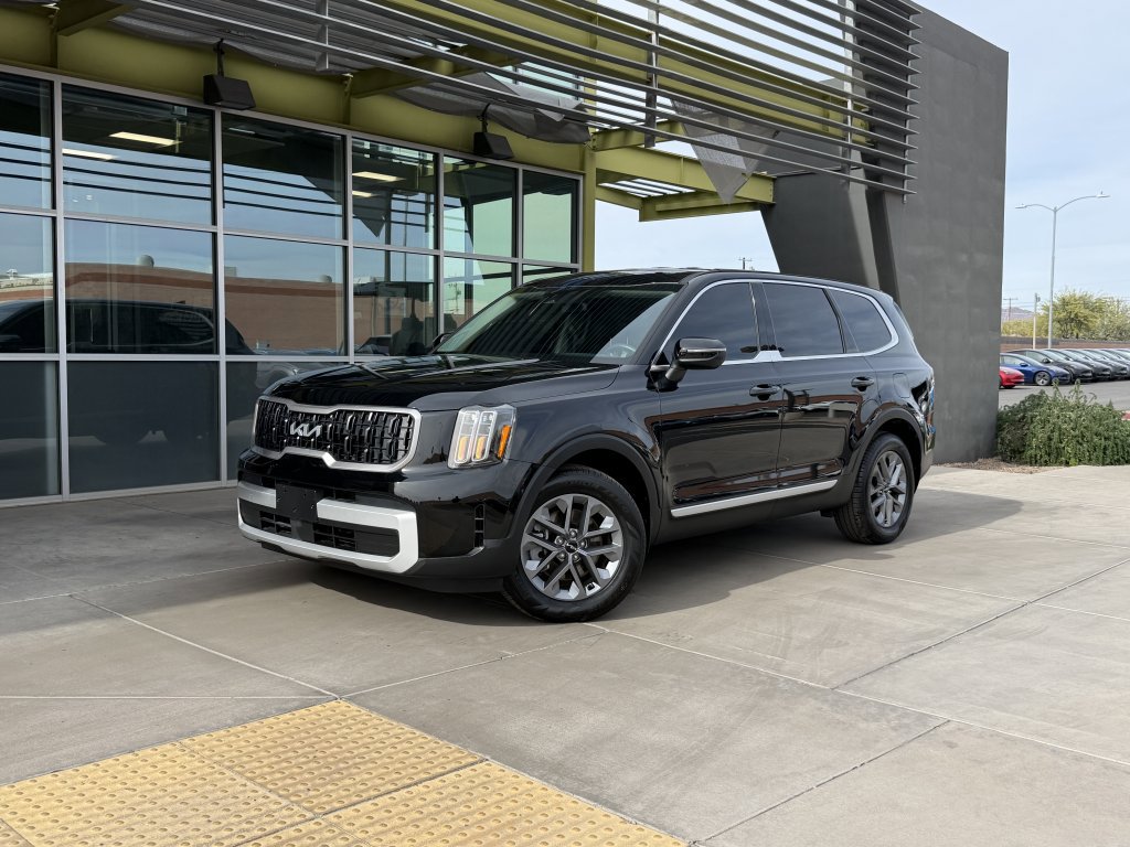 Used 2024 Kia Telluride LX image 1