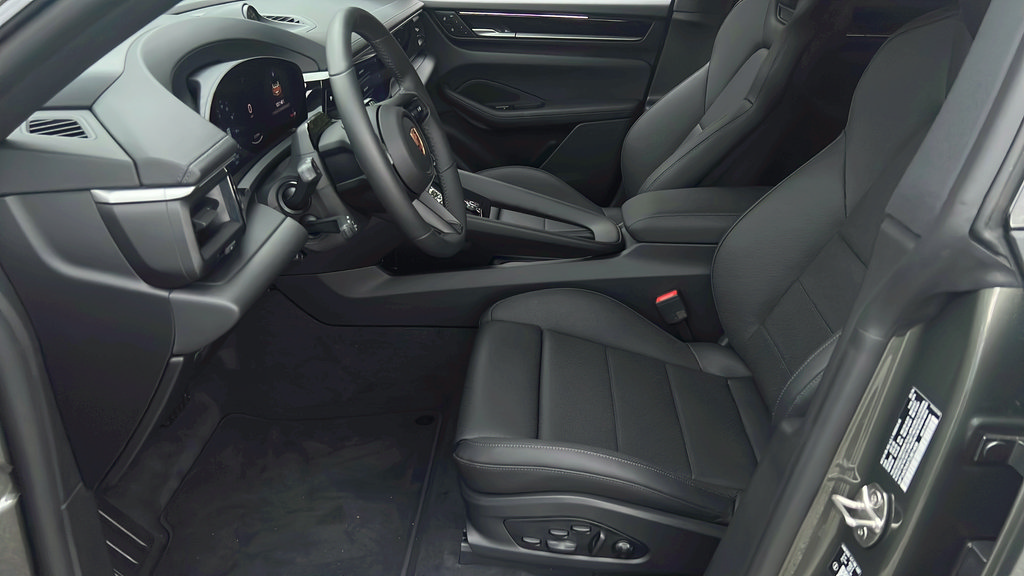 New 2026 Porsche Macan 4 Electric AWD/4WD image 5