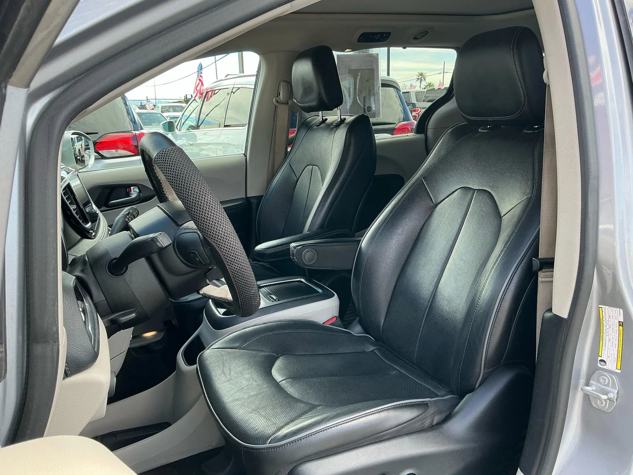 Used 2020 Chrysler Pacifica Limited FWD image 17
