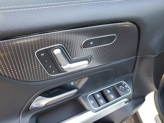 Used 2021 Mercedes-Benz GLB 250 4MATIC image 21