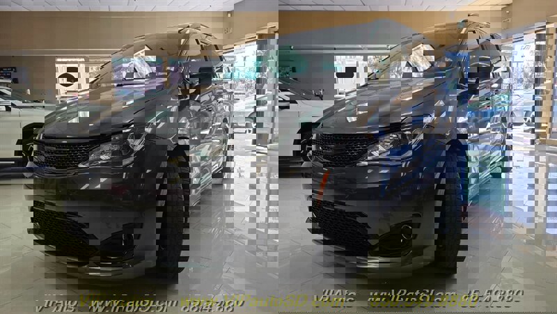 Used 2019 Chrysler Pacifica Touring-L w/ S Appearance Package FWD image 2