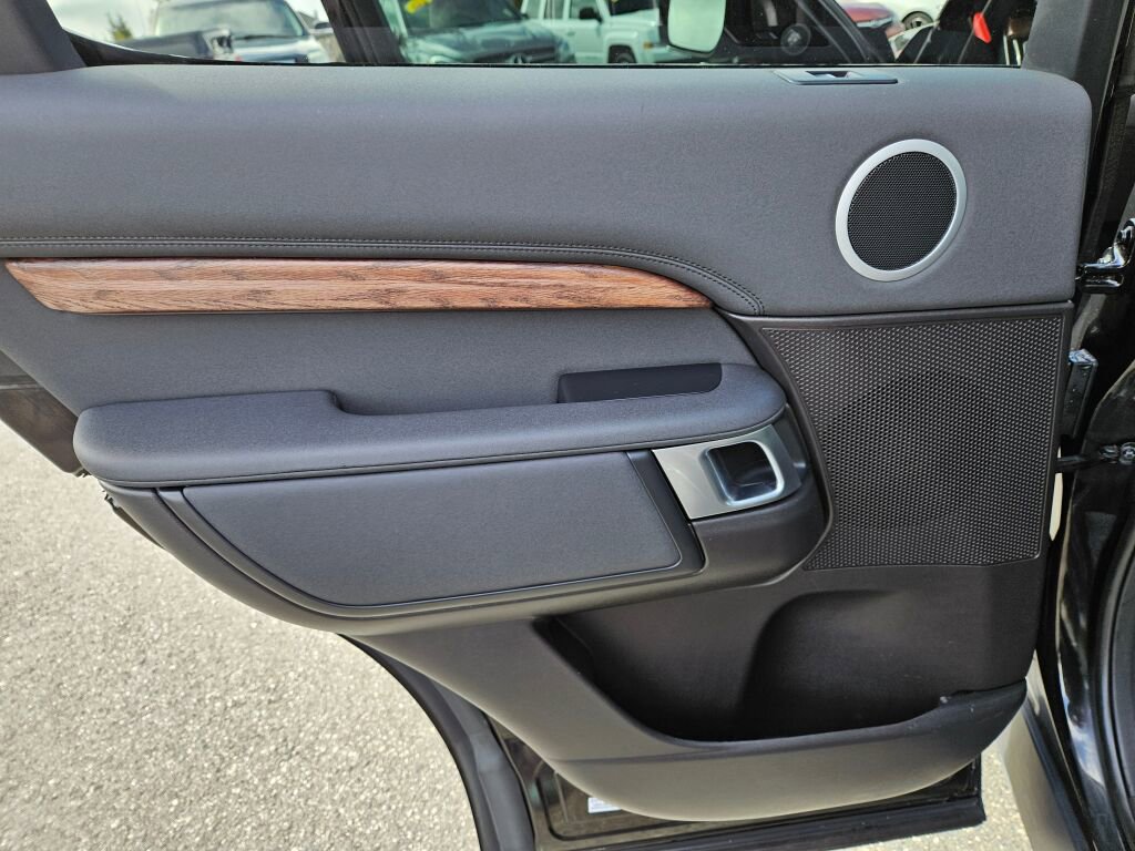 Used 2018 Land Rover Discovery HSE AWD/4WD image 19