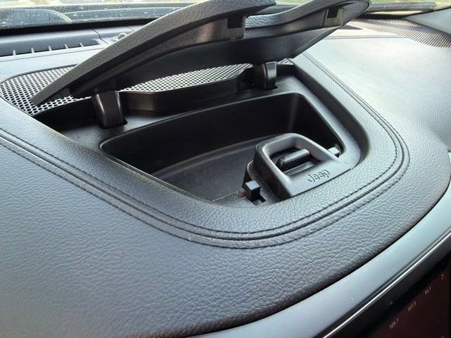 Used 2020 Jeep Cherokee Latitude Plus w/ Cold Weather Group AWD/4WD image 21
