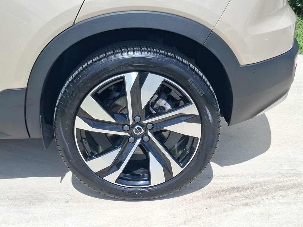 Used 2025 Volvo XC40 B5 Ultra w/ Protection Package AWD/4WD image 4