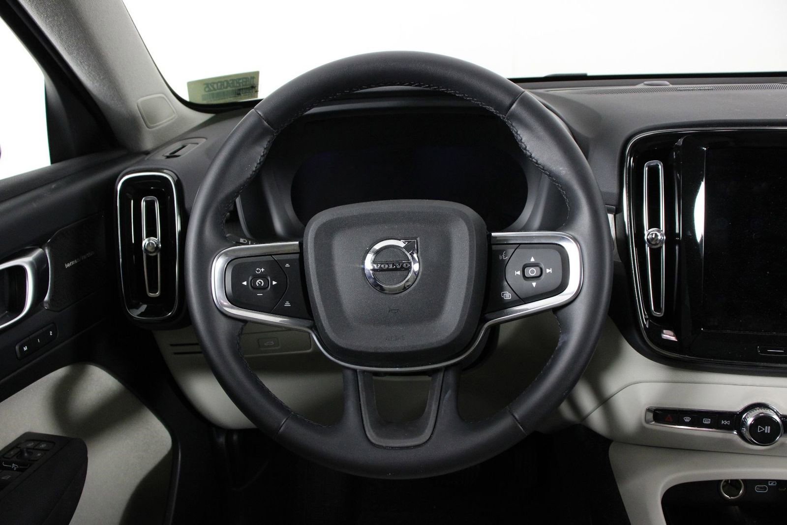 Used 2026 Volvo XC40 B5 Ultra w/ Climate Package image 8