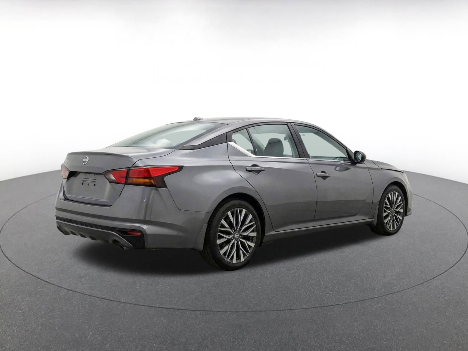 Used 2025 Nissan Altima 2.5 SV FWD image 9