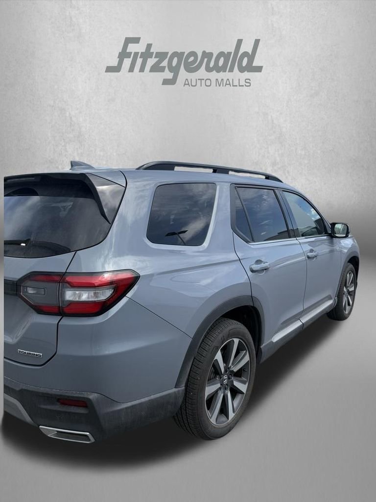 Used 2025 Honda Pilot Touring image 4