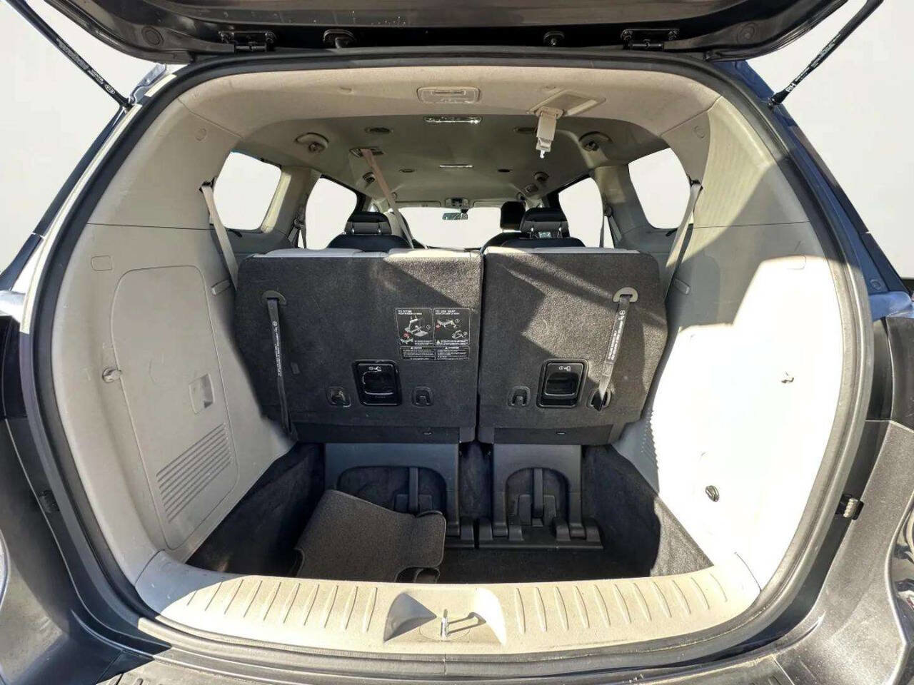 Used 2017 Kia Sedona LX w/ LX Essentials Premium Package image 10