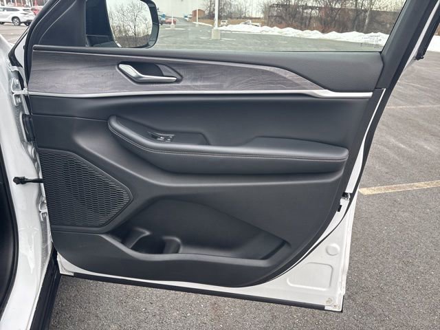 Used 2023 Jeep Grand Cherokee Limited AWD/4WD image 11