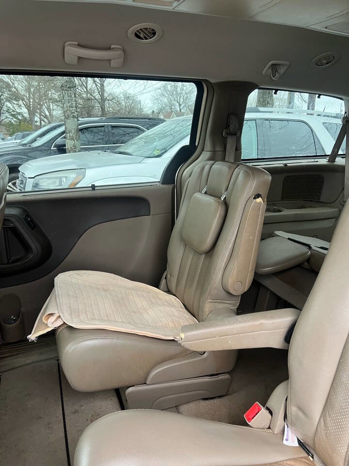 Used 2012 Chrysler Town & Country Touring-L w/ Entertainment Group #2 image 17