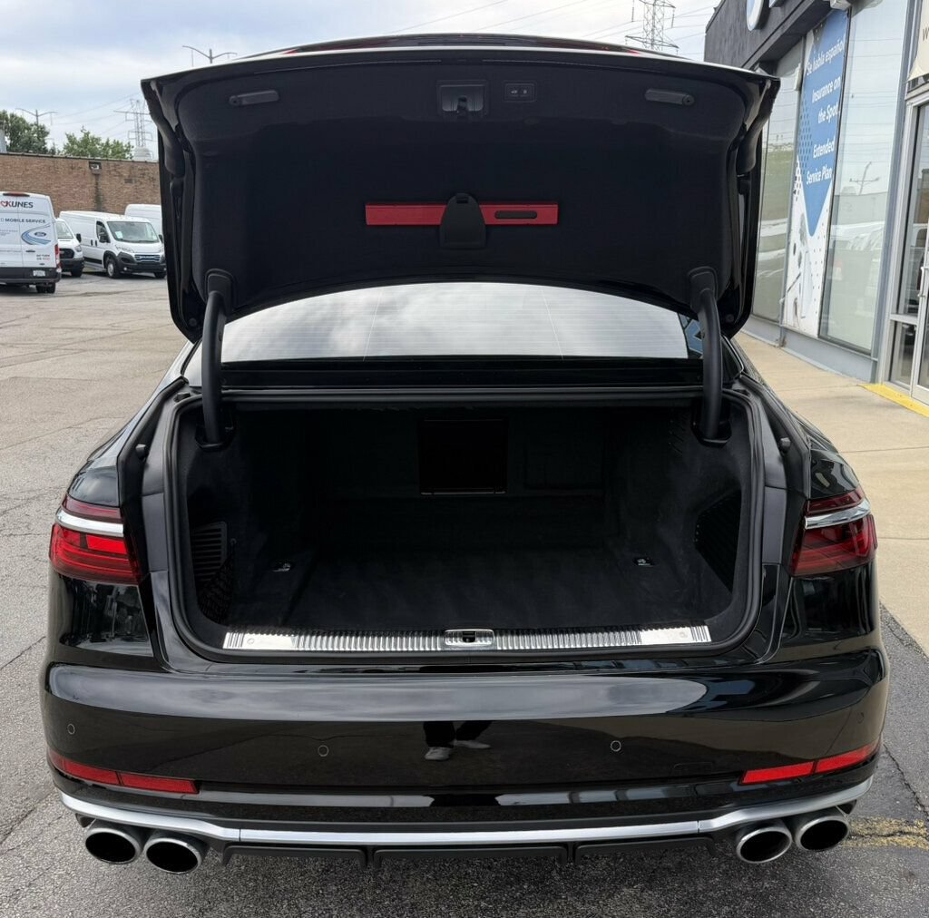 Used 2022 Audi S8 w/ S8 Comfort Plus Package AWD/4WD image 31