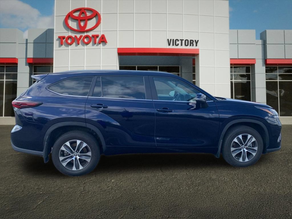 Used 2024 Toyota Highlander XLE AWD/4WD image 2