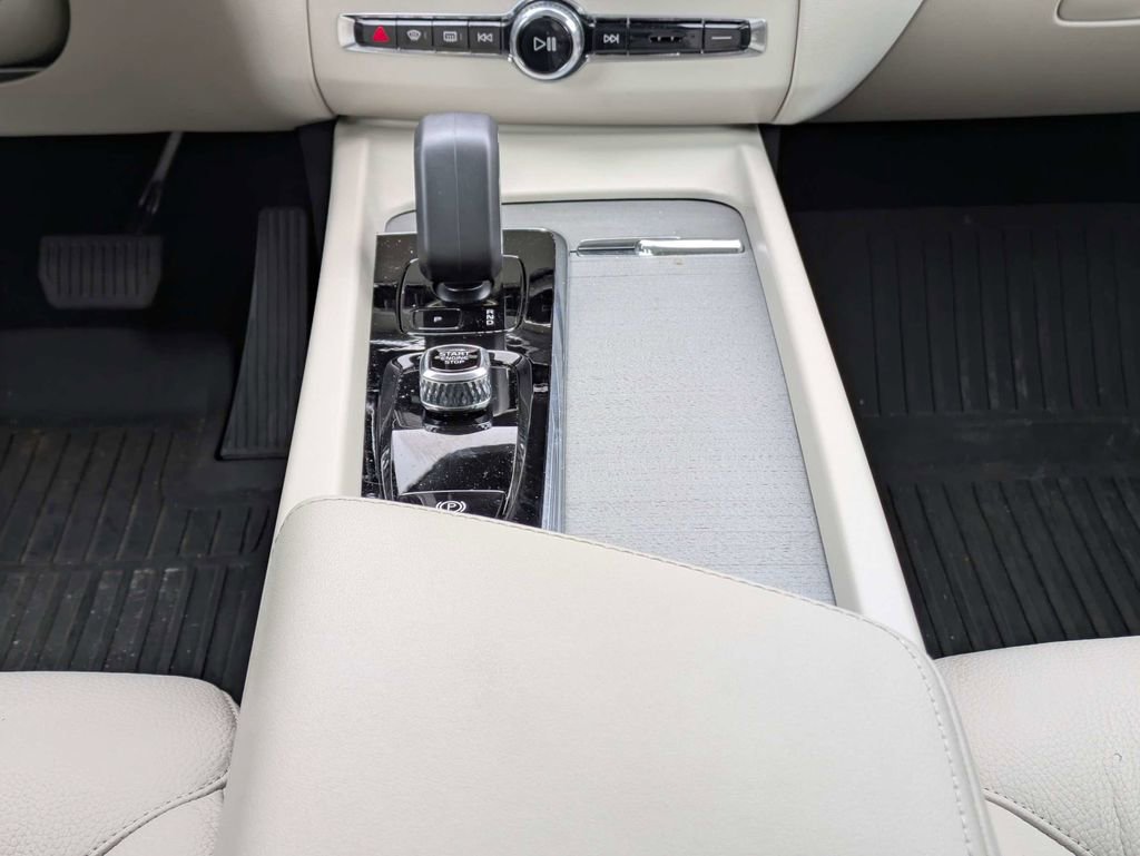 Certified 2024 Volvo XC60 B5 Plus w/ Protection Package Premier AWD/4WD image 21