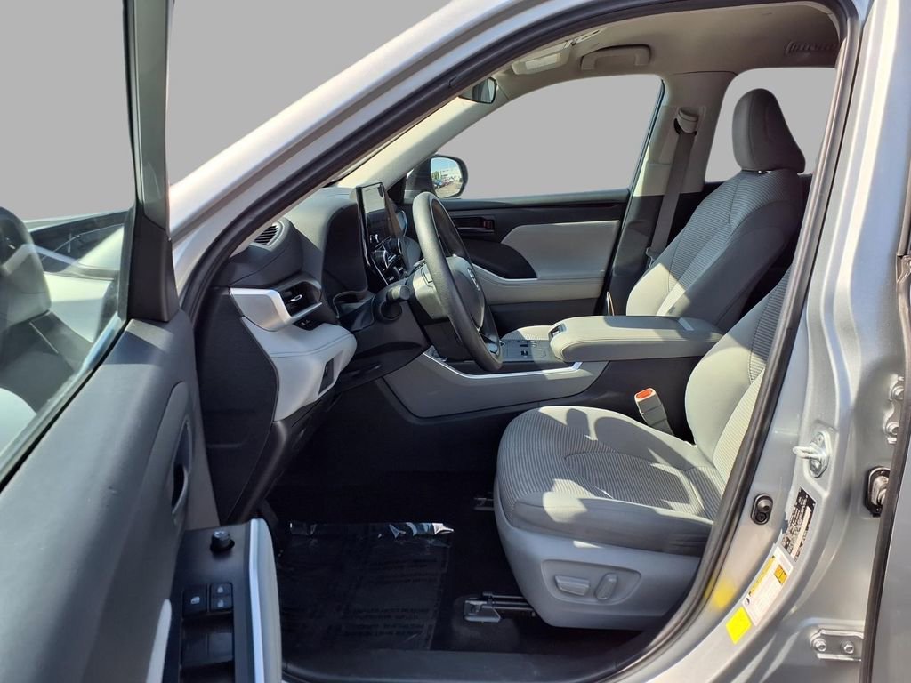 Used 2023 Toyota Highlander L FWD image 22