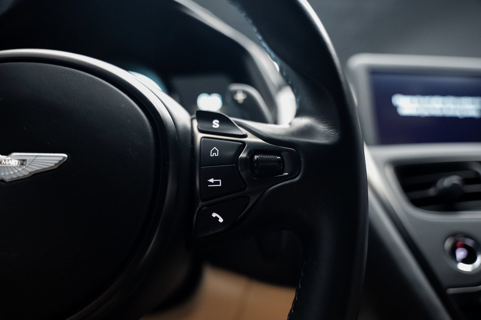 Used 2018 Aston Martin DB11 V12 RWD image 43