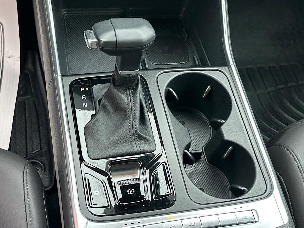 Used 2025 Kia Carnival EX image 21