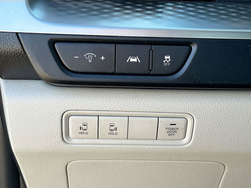 Used 2024 Kia Carnival LX image 9