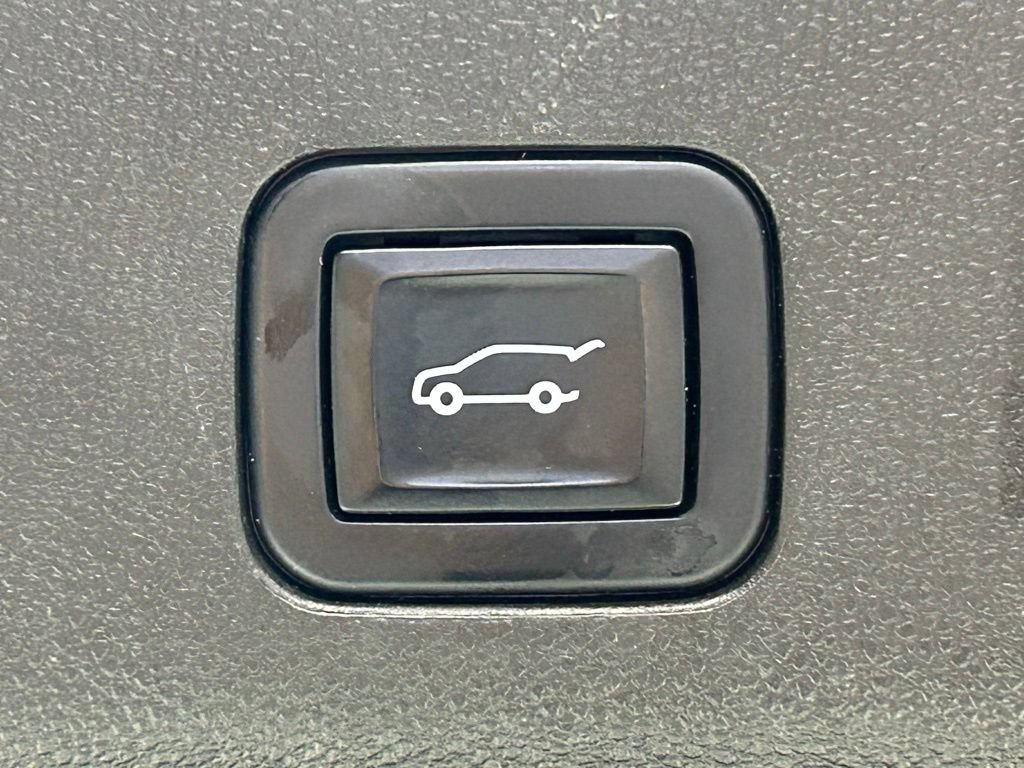 Used 2022 GMC Yukon XL Denali AWD/4WD image 17
