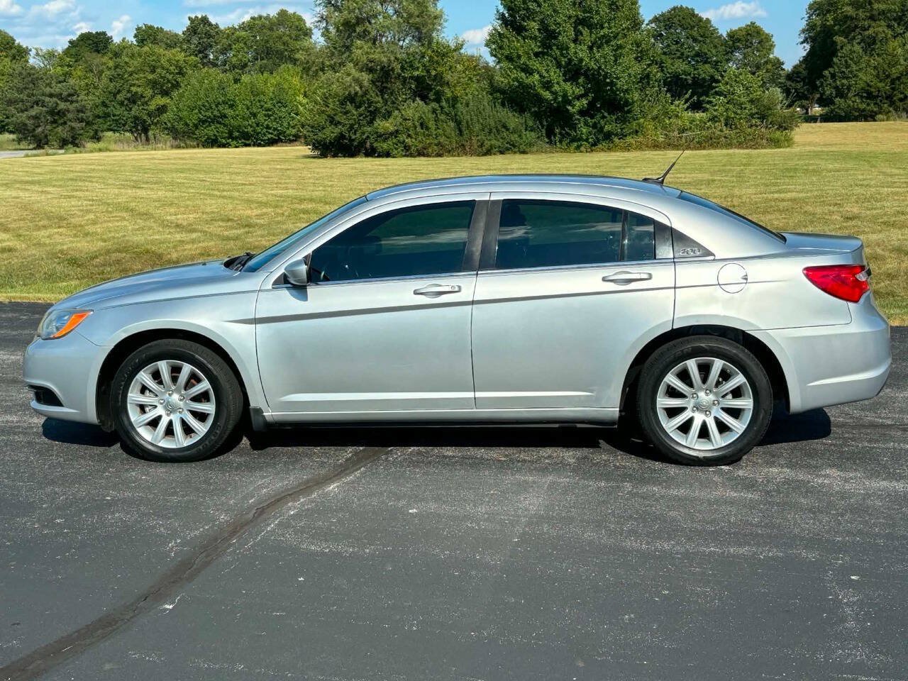 Used 2011 Chrysler 200 Touring FWD image 3