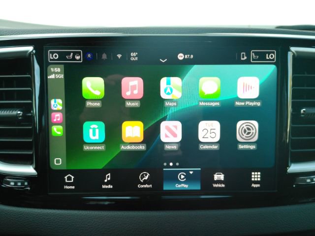 Used 2025 Chrysler Pacifica Select image 9