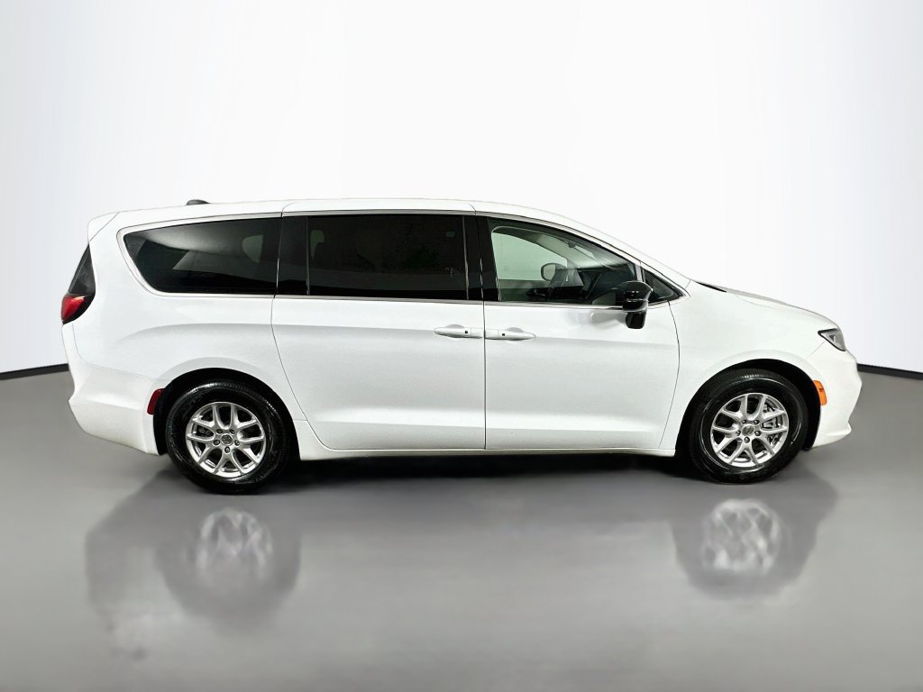 Used 2024 Chrysler Pacifica Touring-L FWD image 7