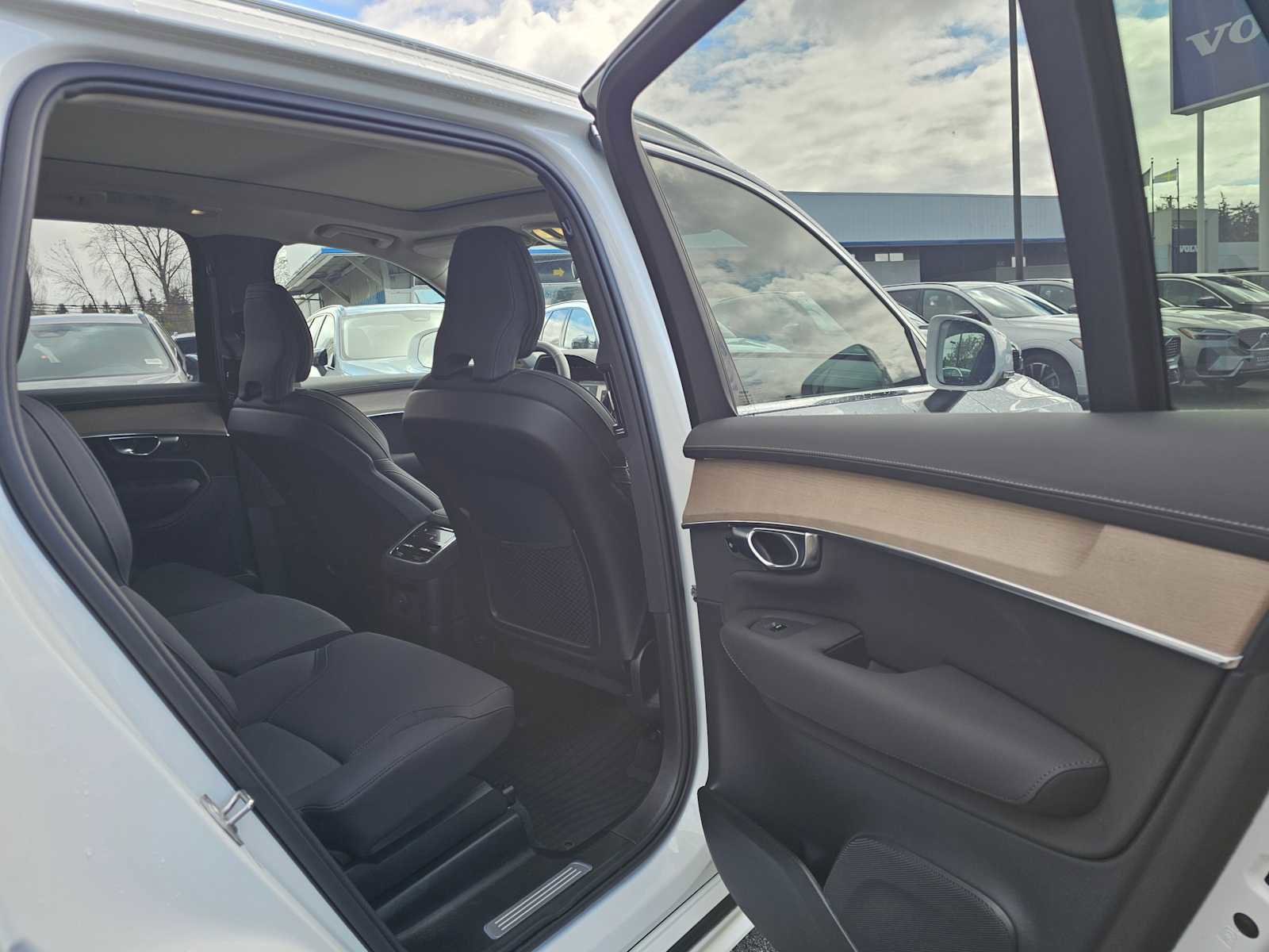 Used 2025 Volvo XC90 T8 Plus w/ Protection Package Premier image 12