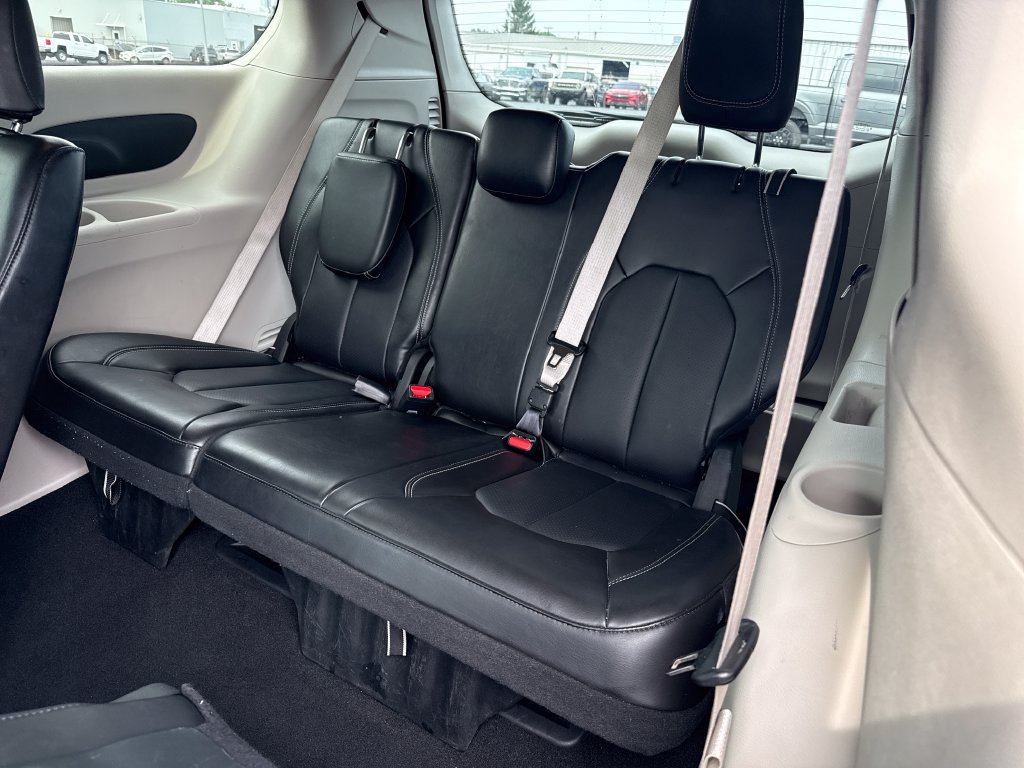 Used 2024 Chrysler Pacifica Touring-L FWD image 19