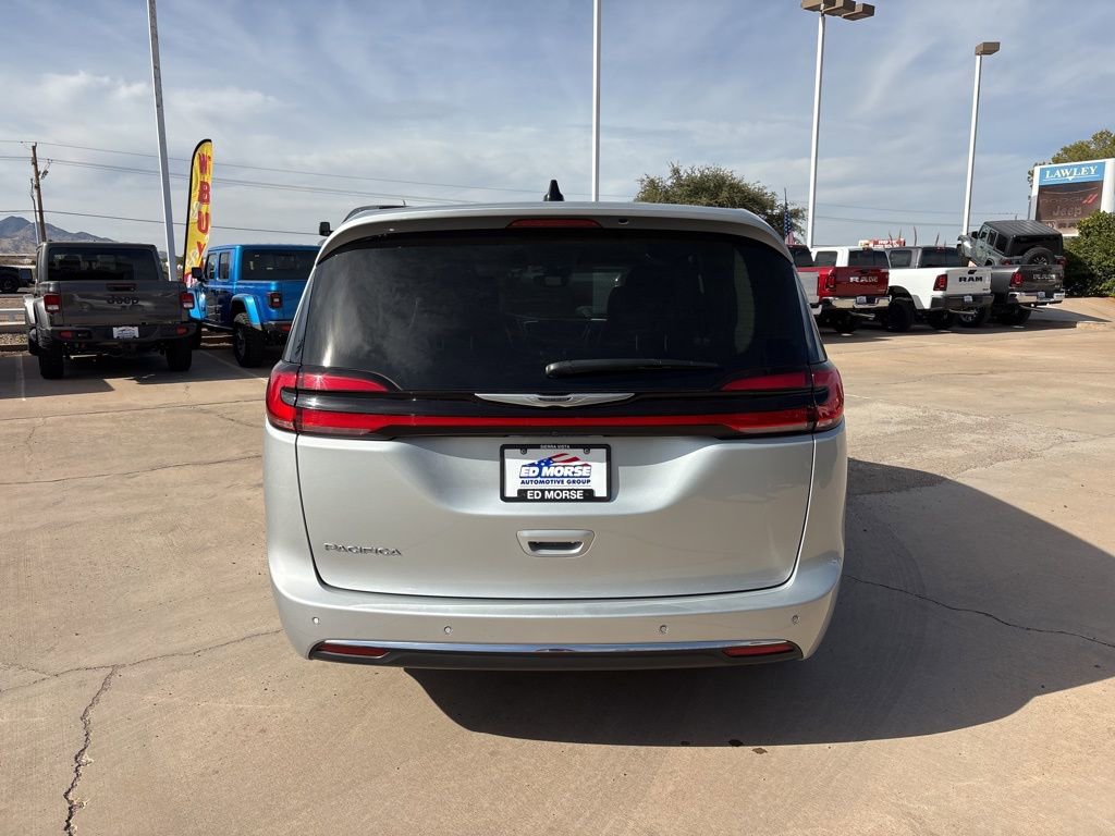 Used 2024 Chrysler Pacifica Touring-L FWD image 6