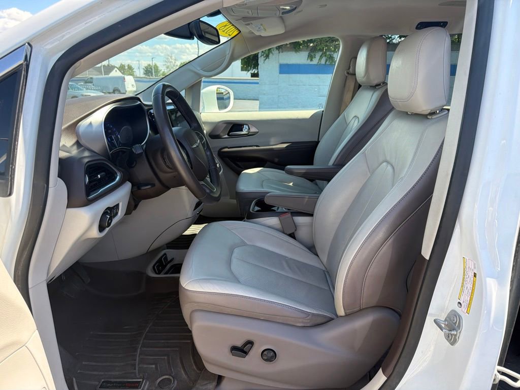 Used 2018 Chrysler Pacifica Touring-L Plus FWD image 16
