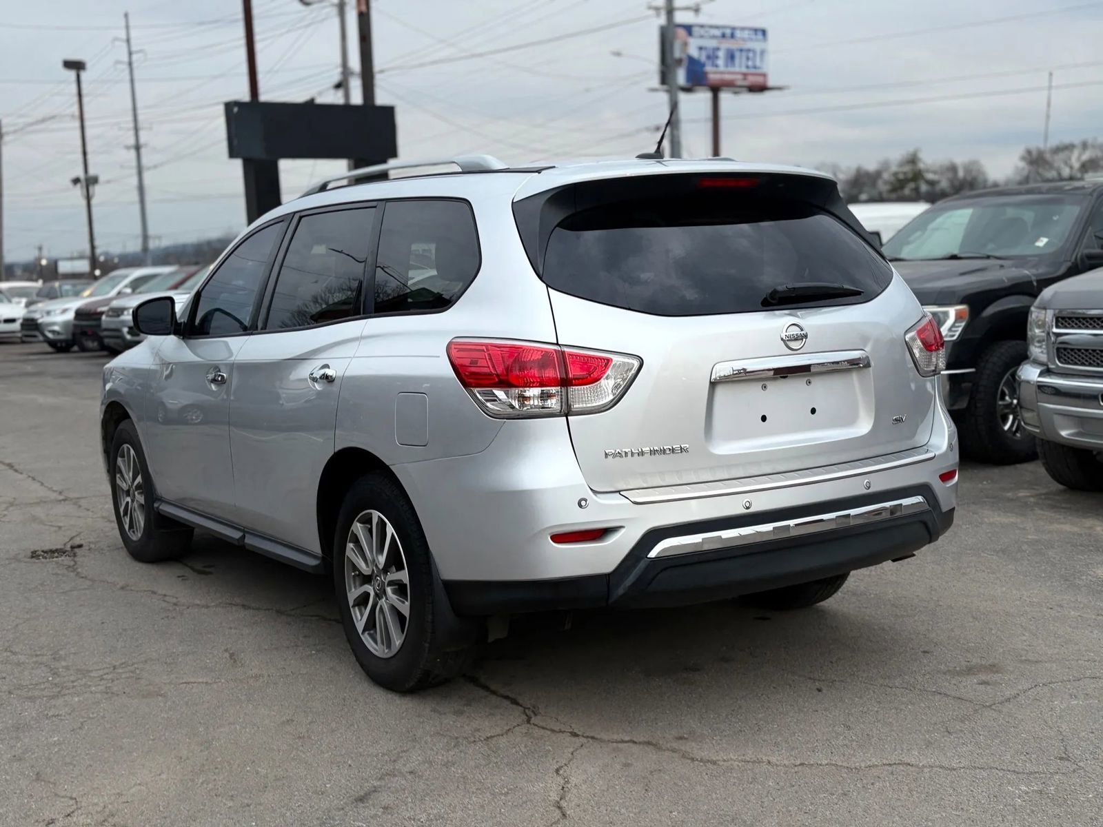 Used 2013 Nissan Pathfinder SV FWD image 3