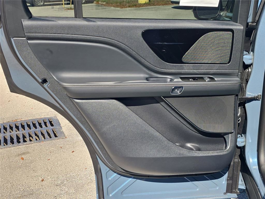 New 2026 Lincoln Aviator 2WD w/ Jet Appearance Package image 9
