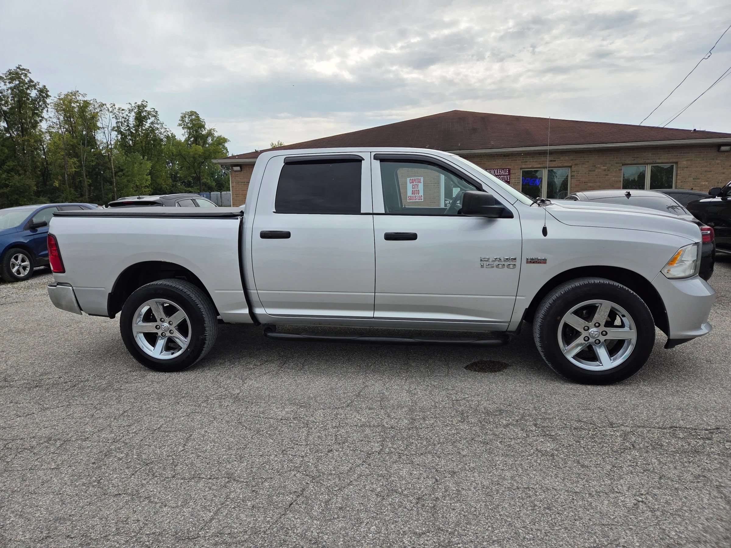 Used 2017 RAM 1500 Express AWD/4WD image 3