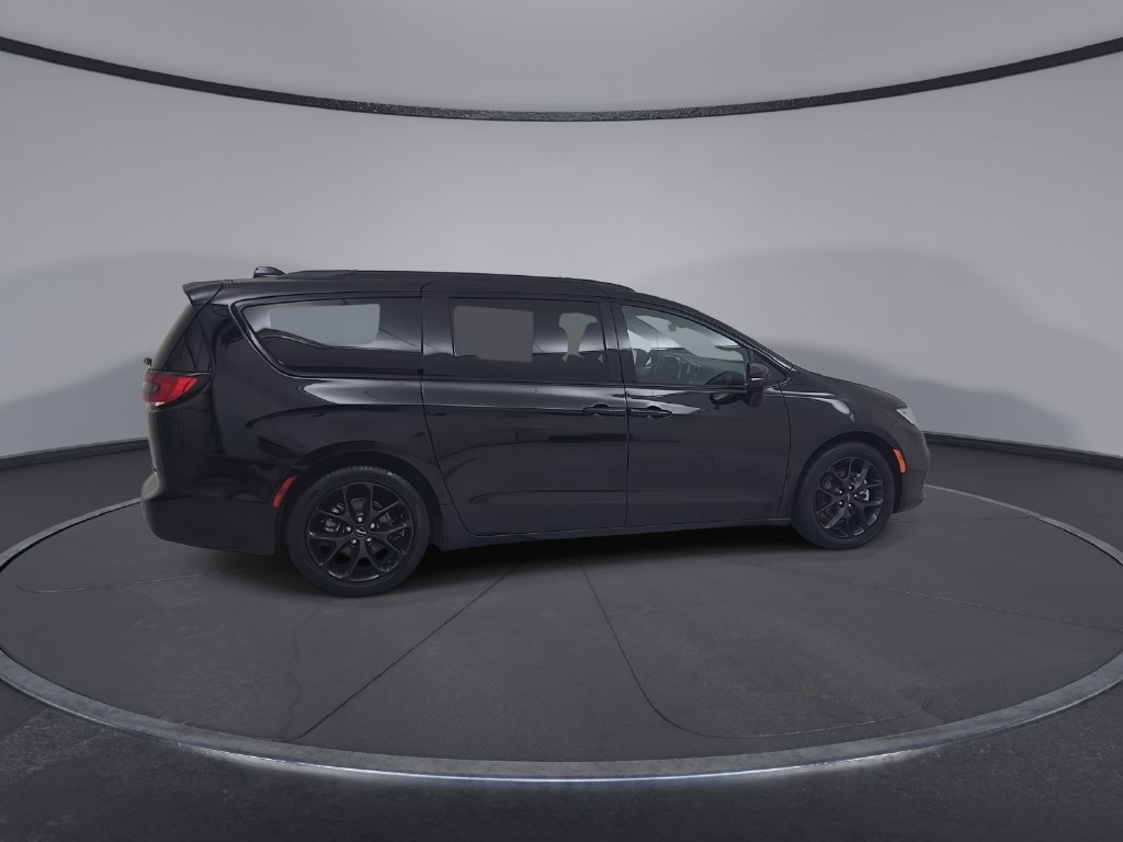 Certified 2025 Chrysler Pacifica Limited FWD image 18