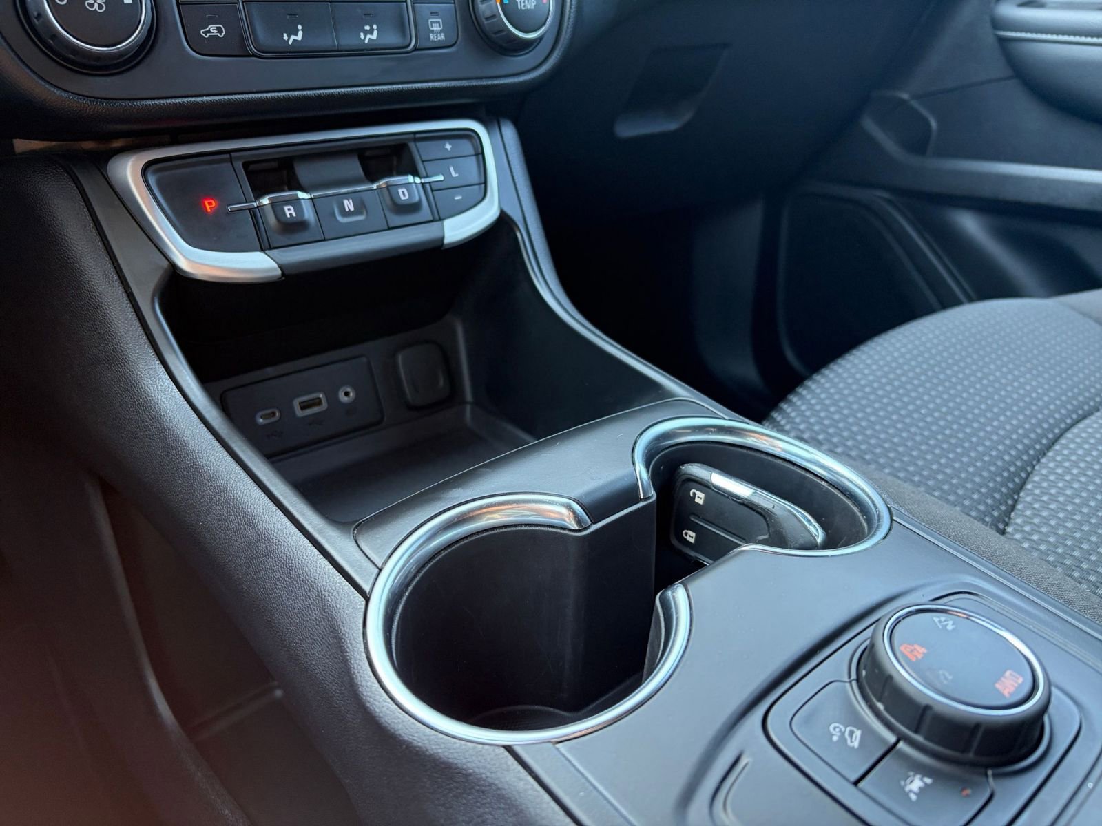 Used 2024 GMC Terrain SLE image 40