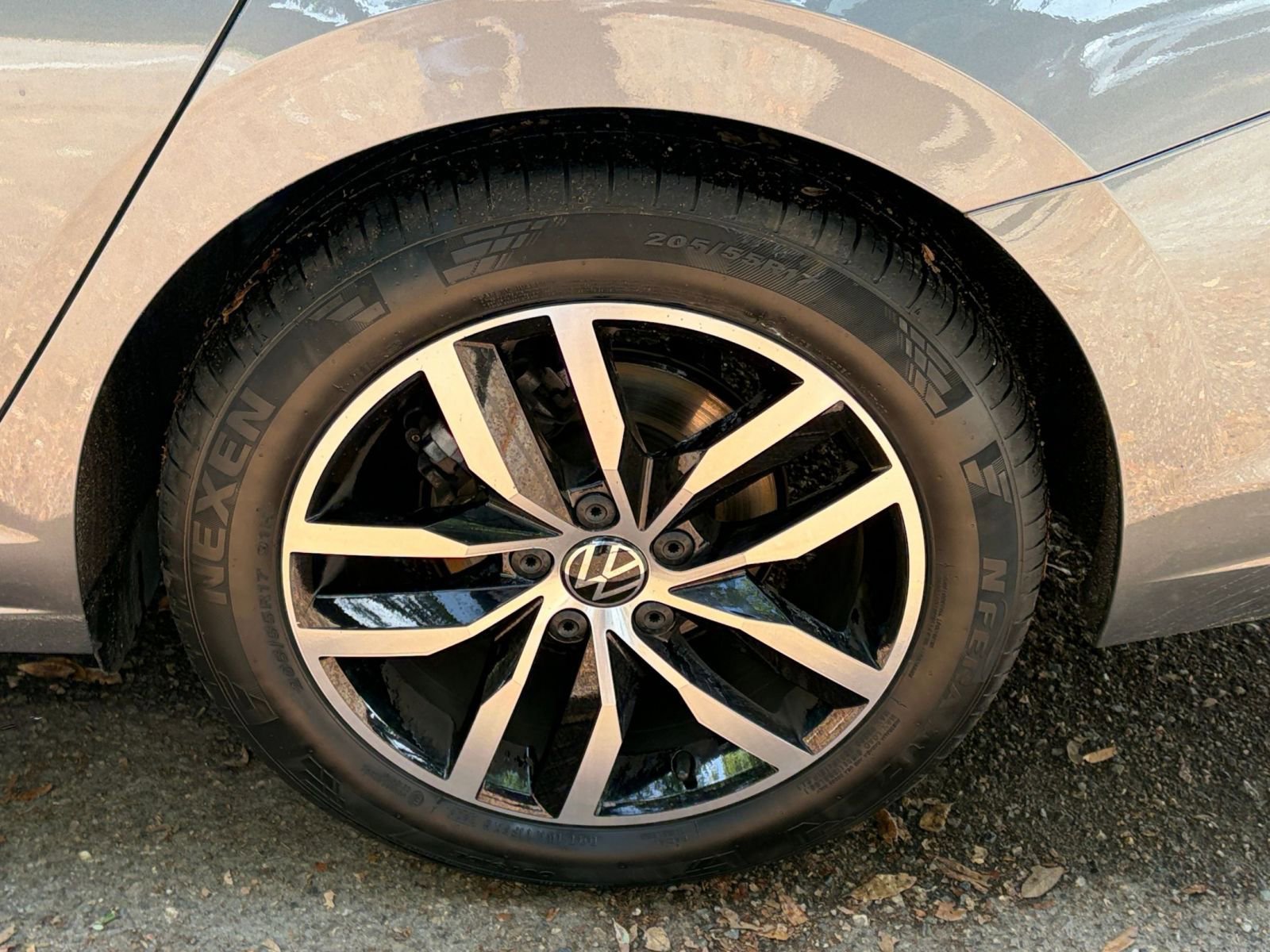 Used 2025 Volkswagen Jetta SE image 30